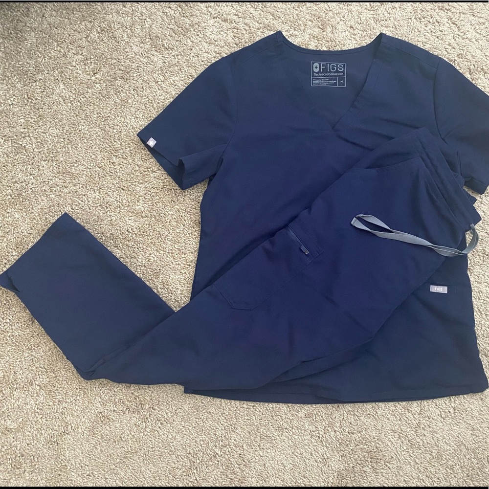 Figs Navy Scrub Set - Medium - Casma 3 pocket top and Yola Skinny Scrub Pants